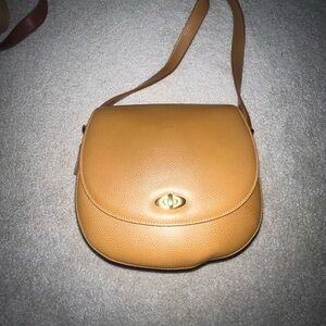 Elegant Tan Leather Shoulder Bag